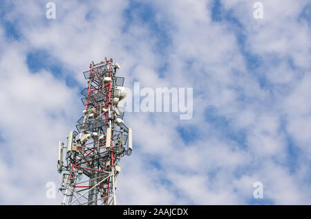 Alta antenne televisive su blues sky Foto Stock