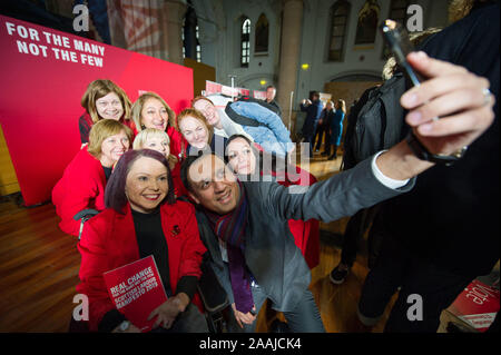 Glasgow, Regno Unito. Il 22 novembre 2019. Nella foto: Anas Sarwar MSP scozzese della Festa del Lavoro tenendo un gruppo selfie. Richard Leonard è unita nel Gorbals da Faten Hameed e altro lavoro scozzese PCC per avviare il lavoro scozzese manifesto. Credito: Colin Fisher/Alamy Live News Foto Stock