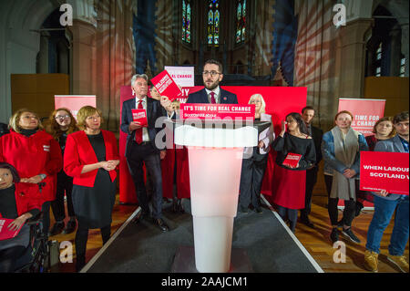 Glasgow, Regno Unito. Il 22 novembre 2019. Nella foto: (terza da sinistra) Lesley Laird MP - Ombra Segretario di Srtate per la Scozia, (quarta da sinistra), Richard Leonard MSP - leader dello Scottish Labour Party, (centro) Paolo Sweeney MP - membro del partito laburista per Glasgow Nord Est circoscrizione. Richard Leonard è unita nel Gorbals da Faten Hameed e altro lavoro scozzese PCC per avviare il lavoro scozzese manifesto. Credito: Colin Fisher/Alamy Live News Foto Stock