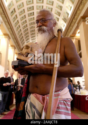 Wanniya Uruwarige, il capo del governo dello Sri Lanka jungle-abitazione Vedda tribe persone, è titolare di uno dei nove teschi umani pensato per essere più di duecento anni, dopo una cerimonia nella Università di Edimburgo di Playfair Library per segnare il ritorno degli ancestrali rimane la patria dello Sri Lanka tribù. Foto Stock