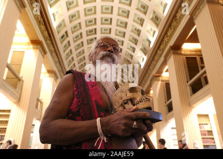 Wanniya Uruwarige, il capo del governo dello Sri Lanka jungle-abitazione Vedda tribe persone, è titolare di uno dei nove teschi umani, pensato per essere più di duecento anni, dopo una cerimonia nella Università di Edimburgo di Playfair Library per segnare il ritorno degli ancestrali rimane la patria dello Sri Lanka tribù. Foto di PA. Picture Data: Venerdì 22 Novembre, 2019. Foto di credito dovrebbe leggere: Andrew Milligan/PA FILO Foto Stock