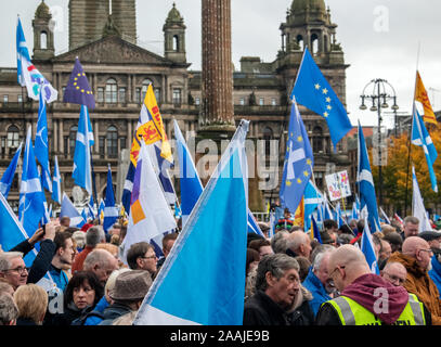 Glasgow, Scotland, Regno Unito. 2 Novembre 2019: un rally a George Square per indipendenza scozzese per il 2020. Foto Stock