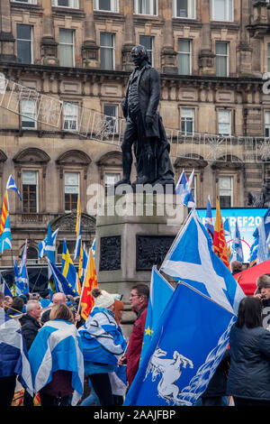 Glasgow, Scotland, Regno Unito. 2 Novembre 2019: un rally a George Square per indipendenza scozzese per il 2020. Foto Stock