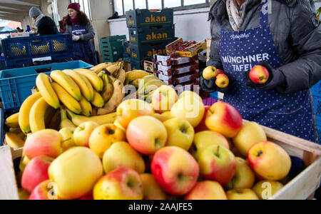 Monaco di Baviera, Germania. 22 Novembre, 2019. Volontari della Münchner Tafel ordinare cibo per gli ospiti presso il punto di emissione al mercato all'ingrosso. A circa 170 tabelle in Baviera, circa 7000 principalmente volontari distribuiscono cibo donato alle persone bisognose. Credito: Sven Hoppe/dpa/Alamy Live News Foto Stock