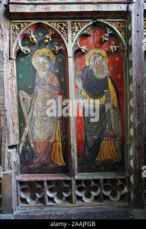 Dipinto di rood schermo raffigurante i santi Andrea e Giacomo il Maggiore pesantemente danneggiato durante l'iconoclastia della riforma, la chiesa di San Pietro, Belaugh Foto Stock