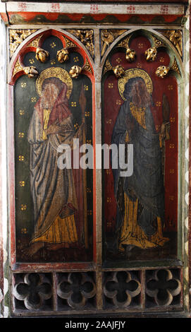 Dipinto di rood schermo raffigurante vari santi, pesantemente danneggiato durante l'iconoclastia della riforma, la chiesa di San Pietro, Belaugh, Norfolk Foto Stock