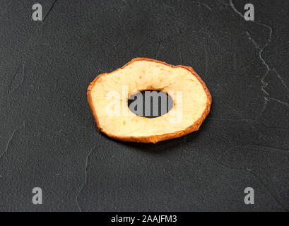 Asciugare i chip Apple al buio su un sfondo di calcestruzzo Foto Stock