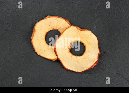 Due secche chip Apple al buio su un sfondo di calcestruzzo, vista dall'alto Foto Stock