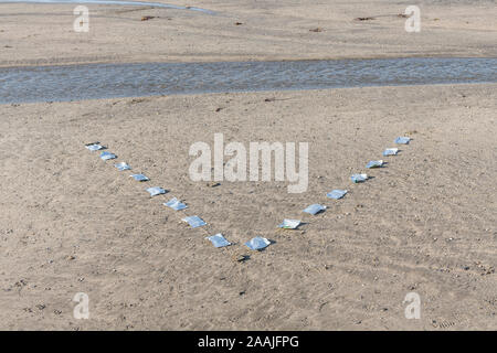 GTAS / terra-aria di emergenza segnale di emergenza a 'V' per richiedere assistenza, assistenza richiesta, hanno bisogno di assistenza. SERE survival skills training concept Foto Stock