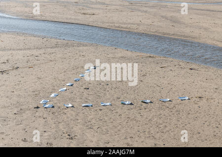 GTAS / terra-aria di emergenza segnale di emergenza a 'V' per richiedere assistenza, assistenza richiesta, hanno bisogno di assistenza. SERE survival skills training concept Foto Stock