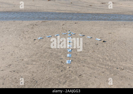 GTAS / terra-aria di emergenza segnale di emergenza per 'di procedere in questa direzione' / 'in questo modo. SERE formazione, survival skills training concept. Foto Stock