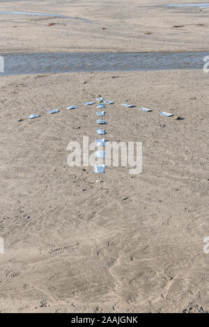 GTAS / terra-aria di emergenza segnale di emergenza per 'di procedere in questa direzione' / 'in questo modo. SERE formazione, survival skills training concept. Foto Stock