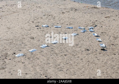 GTAS / terra-aria di emergenza segnale di emergenza per 'di procedere in questa direzione' / 'in questo modo. SERE formazione, survival skills training concept. Foto Stock