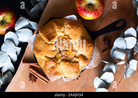 Concetto di alimenti freschi di forno in casa d'oro organico Galette apple pie burrosa crosta nella padella di ferro padella con spazio di copia Foto Stock