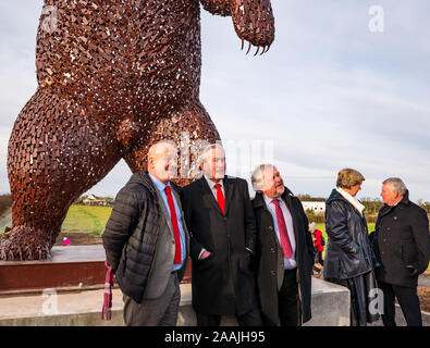 Dunbar recare la scultura celebra John Muir dallo scultore Andy Scott, East Lothian, Scozia; Norman Hampshire, Iain grigio, MSP, John McMillan, Provost Foto Stock