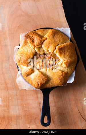 Concetto di alimenti freschi di forno in casa d'oro organico Galette apple pie burrosa crosta nella padella di ferro padella con spazio di copia Foto Stock