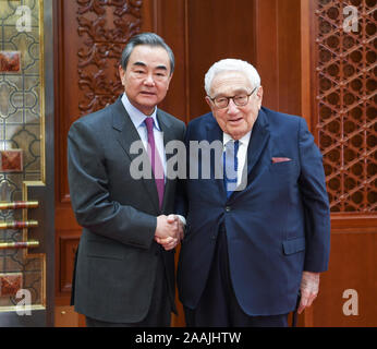 Pechino, Cina. 22 Novembre, 2019. Cinese il consigliere di Stato e Ministro degli Esteri Wang Yi incontra ex U.S. Il segretario di Stato Henry Kissinger a Pechino Capitale della Cina, nov. 22, 2019. Credito: Zhang Ling/Xinhua/Alamy Live News Foto Stock