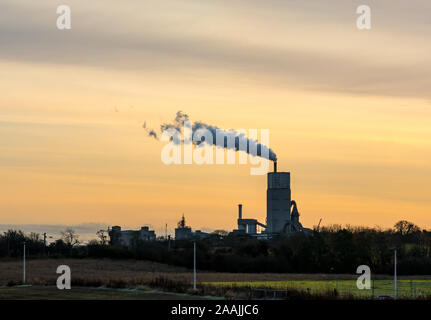 Tramonto su opere in cemento con vapore ascendente su inverno mattina, Dunbar, East Lothian, Scozia, Regno Unito Foto Stock