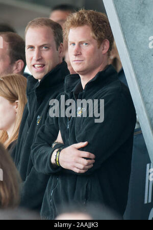 Il principe Harry supportato da suo padre il principe Carlo e il fratello il principe William per il primo giorno del Invictus giochi presso la Lee Valley Park di Londra 2014. Foto Stock