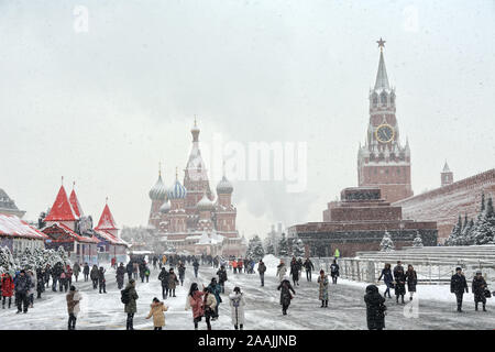 = Panoramica Piazza Rossa in forte nevicata = Vista dell'area di Piazza Rossa da un portico al museo storico statale in forte nevicata nel mezzo di F Foto Stock