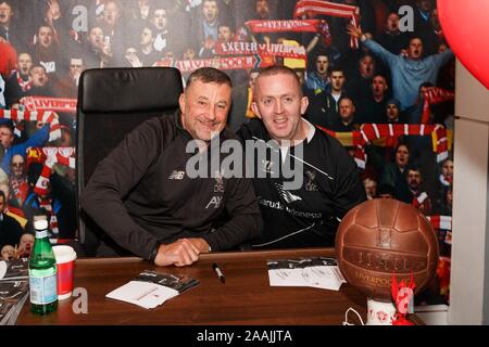 Cork, Irlanda, 22 novembre 2019. John Aldridge incontrare e salutare a Liverpool FC Store, Cork City. John Aldridge e Anthony Hayes (Ballyphehane). Le persone schierate nelle loro masse nel pop up Liverpool FC Store su Maylor Street a pm di oggi per partecipare a un incontro e saluto con l'ex giocatore di football manager, John Aldridge. Credito: Damian Coleman Credito: Damian Coleman/Alamy Live News Foto Stock