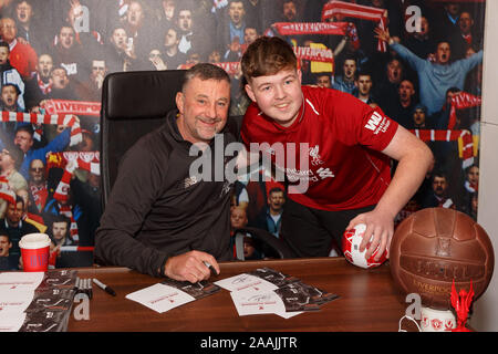 Cork, Irlanda, 22 novembre 2019. John Aldridge incontrare e salutare a Liverpool FC Store, Cork City. John Aldridge con Glenn Horgan (Grange). Le persone schierate nelle loro masse nel pop up Liverpool FC Store su Maylor Street a pm di oggi per partecipare a un incontro e saluto con l'ex giocatore di football manager, John Aldridge. Credito: Damian Coleman Credito: Damian Coleman/Alamy Live News Foto Stock