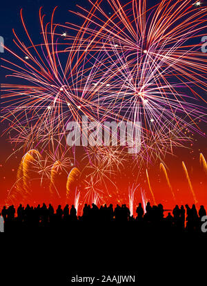 Silhouette di persone in una di fuochi d'artificio. Foto Stock