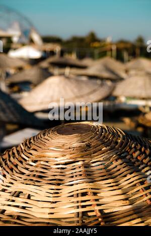 Bamboo naturale paglia reed ombrellone. Closeup. focuse selettiva. Foto Stock