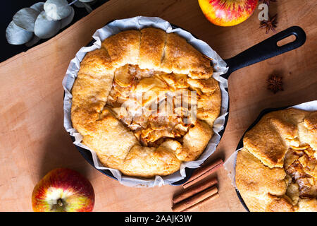 Concetto di alimenti freschi di forno in casa d'oro organico Galette apple pie burrosa crosta nella padella di ferro padella con spazio di copia Foto Stock
