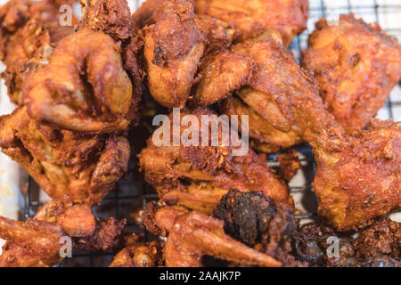 Fritto di pollo mettere tutto insieme sul vassoio per vendere al mercato Foto Stock