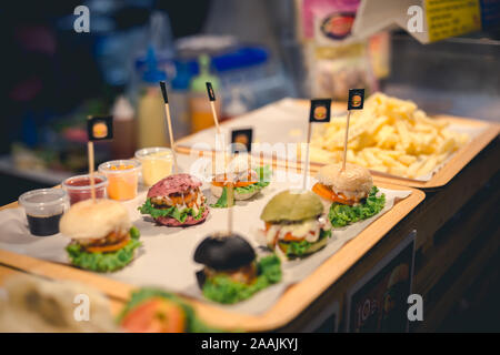 Poco burger di servire con salsa di molti a scegliere Foto Stock