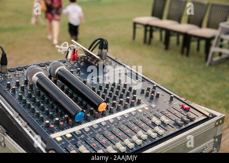 Due microfoni sul mixer audio di preparare per l'evento Foto Stock