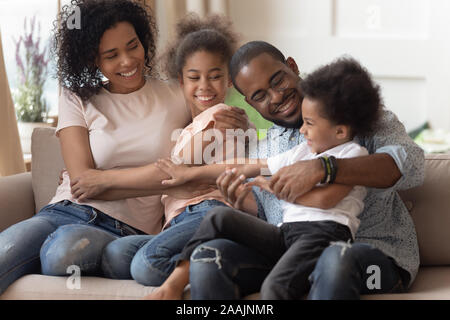 Allegro famiglia africana divertente trascorrere del tempo insieme a casa Foto Stock