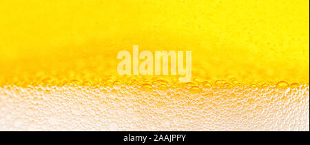 Birra Leggera o Birra Light con bolle e schiuma di sfondo. Birra Texture bolle chiudere fino Foto Stock