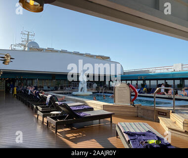 Ft. Lauderdale, FL/USA - 10/30/19: la Holland America Line Cruise Zuiderdam nave da crociera piscina interna e vasca calda con elementi ornamentali orsi polari. Foto Stock