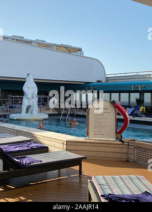 Ft. Lauderdale, FL/USA - 10/30/19: la Holland America Line Cruise Zuiderdam nave da crociera piscina interna e vasca calda con elementi ornamentali orsi polari. Foto Stock