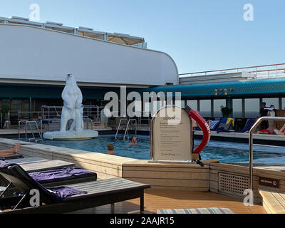 Ft. Lauderdale, FL/USA - 10/30/19: la Holland America Line Cruise Zuiderdam nave da crociera piscina interna e vasca calda con elementi ornamentali orsi polari. Foto Stock