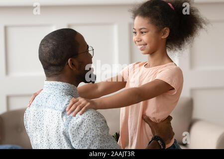 African padre e figlia di guardare tutti gli altri con amore Foto Stock