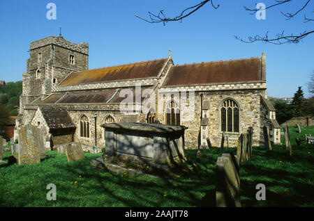 Esterno del centro storico del XV secolo Chiesa di tutti i santi in Hastings Old Town, East Sussex, Regno Unito Foto Stock