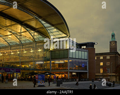 Il Forum, un edificio Landmark Millennium nel centro di Norwich, Norfolk, Inghilterra, Regno Unito a Dusk Foto Stock