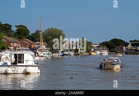 Gite in barca sul fiume Yare, parte del Norfolk Broads National Park, presso il Village of Reedham, Norfolk, Inghilterra, Regno Unito Foto Stock