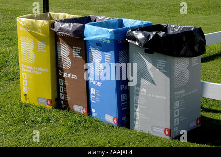 Coppia di sedie e tavolo in legno, attendere, giovane, sedie tavolo, giardino, spazio, resto, appuntamento, verticale, vuoto, sale riunioni, citazione, appuntamento, encoun Foto Stock