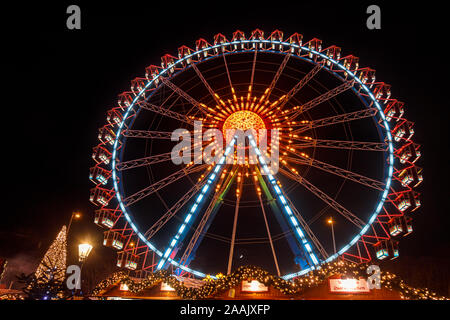 Illuminata ruota panoramica Ferris e decorate le bancarelle del mercato al mercato di Natale (Christkindlmarkt) nel centro di Berlino, Germania Foto Stock