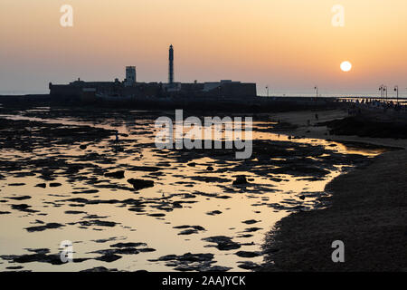 Castillo de san sebastian a bassa marea al tramonto, Cadice, Andalusia, Spagna, Europa Foto Stock