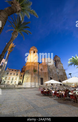 Il Cafe e la giostra al di fuori della cattedrale di Cadice in Plaza de la Catedral di sera, Cadice, Andalusia, Spagna, Europa Foto Stock