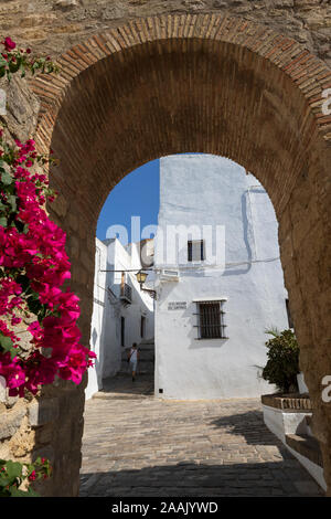 Visualizzazione attraverso l'arco nella cinta muraria, Vejer de la Frontera, la provincia di Cadiz Cadice, Andalusia, Spagna, Europa Foto Stock