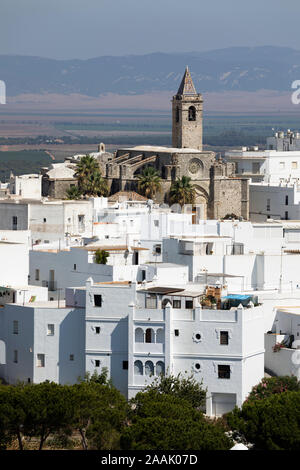 Veduta della cittadina collinare con la Iglesia del Divino Salvador, Vejer de la Frontera, la provincia di Cadiz Cadice, Andalusia, Spagna, Europa Foto Stock