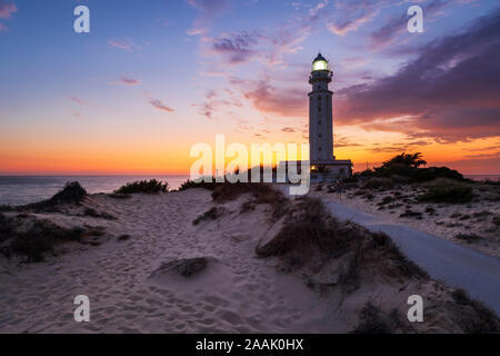 Capo Trafalgar faro e dune di sabbia al tramonto , a Caños de Meca, Costa de la Luz, la provincia di Cadiz Cadice, Andalusia, Spagna, Europa Foto Stock