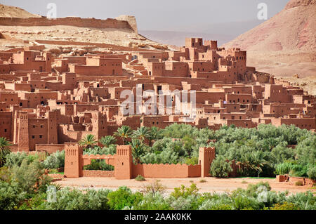 La storica città fortificata del deserto (ksar) di Ait Benhaddou tra il deserto del Sahara e Marrakech. Un sito patrimonio mondiale dell'UNESCO, il Marocco Foto Stock