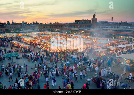 Cibo all'aperto si spegne in Djemaa el Fna, un sito Patrimonio Mondiale dell'Unesco. Marrakech, Marocco Foto Stock